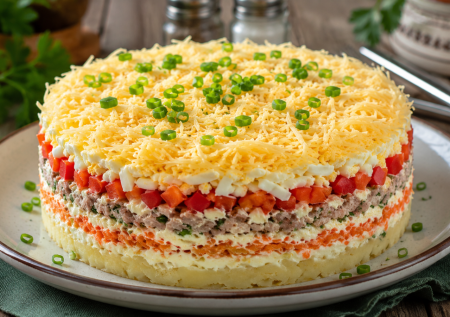 Удачный салат с рыбной консервой: готовим «Чайку» — выберите вкусную консерву, и салат получится обалденный