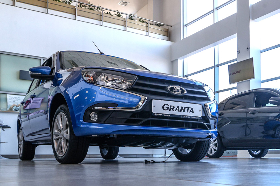 Автомобиль Lada Granta в автосалоне дилерского центра Lada в Москве