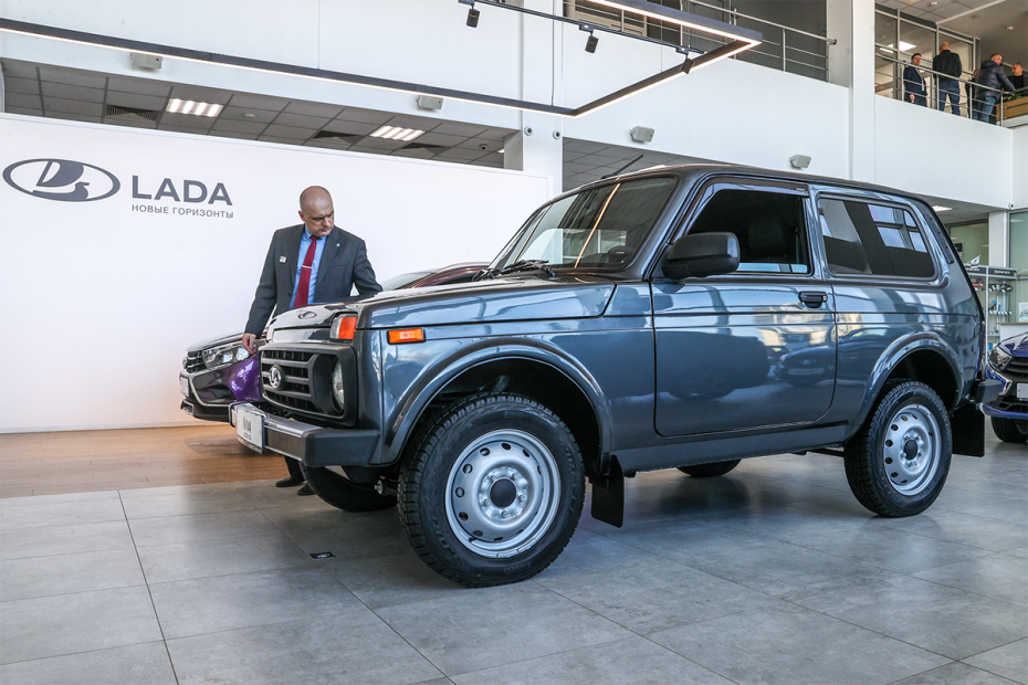Автомобиль Lada Niva Legend в автосалоне дилерского центра Lada в Москве
