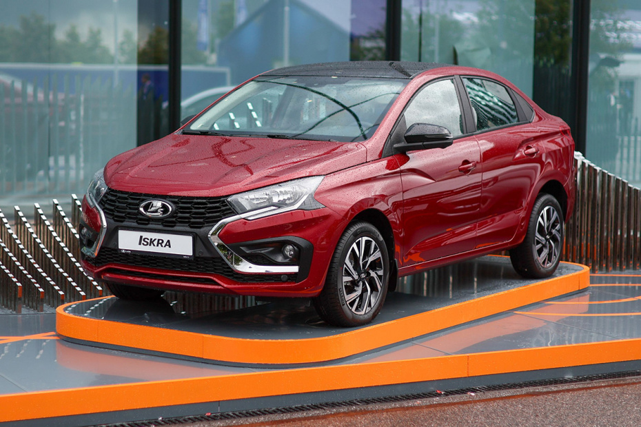 Автомобиль Lada Iskra на XXVII Петербургском международном экономическом форуме в выставочном центре «Экспофорум», 2024 год
