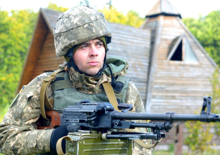 Украинским военным разрешили сбивать дроны над жилыми кварталами