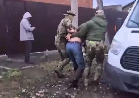 ФСБ показала кадры с задержанными в трех регионах России пособниками Киева