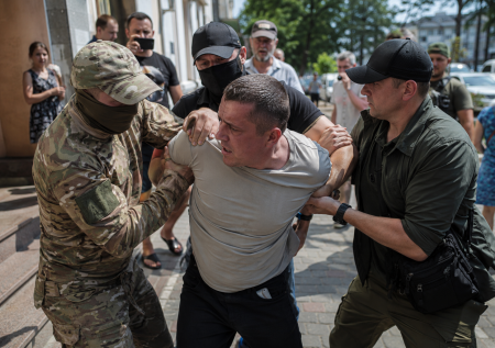 Водитель грузовика пошел на таран автомобиля ТЦК
