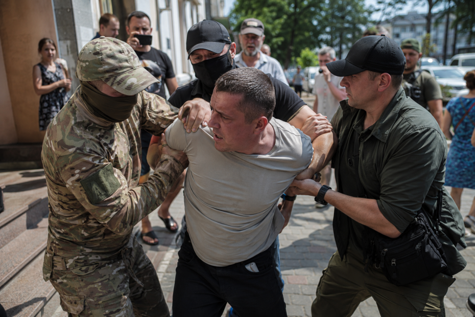 Задержание граждан сотрудниками ТЦК в представлении ИИ