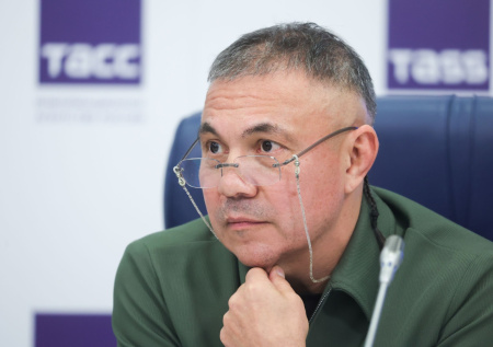 Легендарный боксер провел боевую тренировку в российском городе