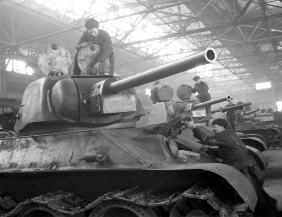 Ремонт танков на одном из заводов Советской армии, 1943 год