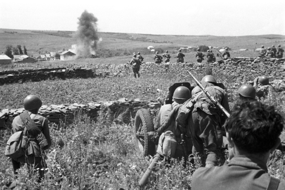 Советские солдаты ведут бой за населенный пункт, 1941 год