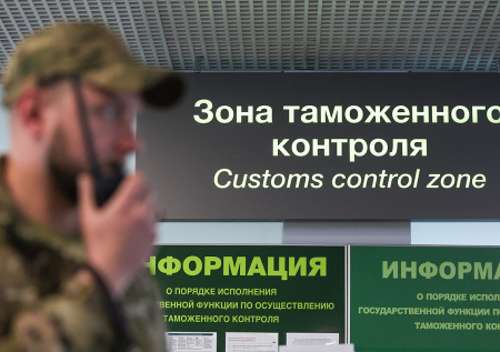 На Урале таможня обнаружила посылку с раритетной посудой из Великобритании