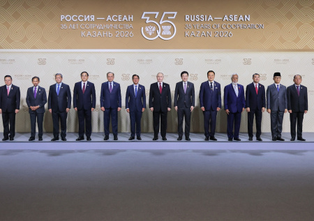 Путина и глав делегаций всех 11 стран АСЕАН встретили овациями