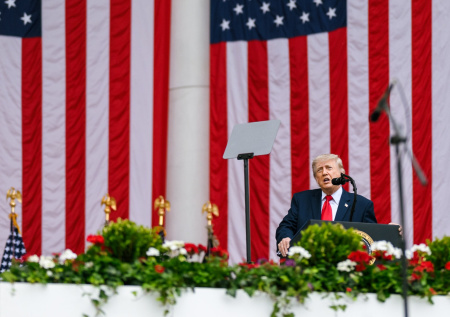 Трамп заявил, что не смог наградить себя