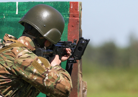 Российский боец совершил героический поступок и спас военного врача
