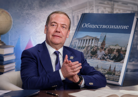 Новый учебник Медведева по обществознанию: что пишет о семье, религии, ИИ