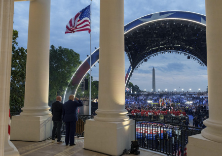 Стало известно, кто напал на Белый дом в день рождения Трампа