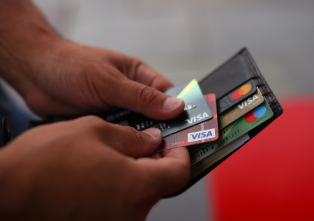 Стало известно, когда в России полностью исчезнут карты Visa и Mastercard