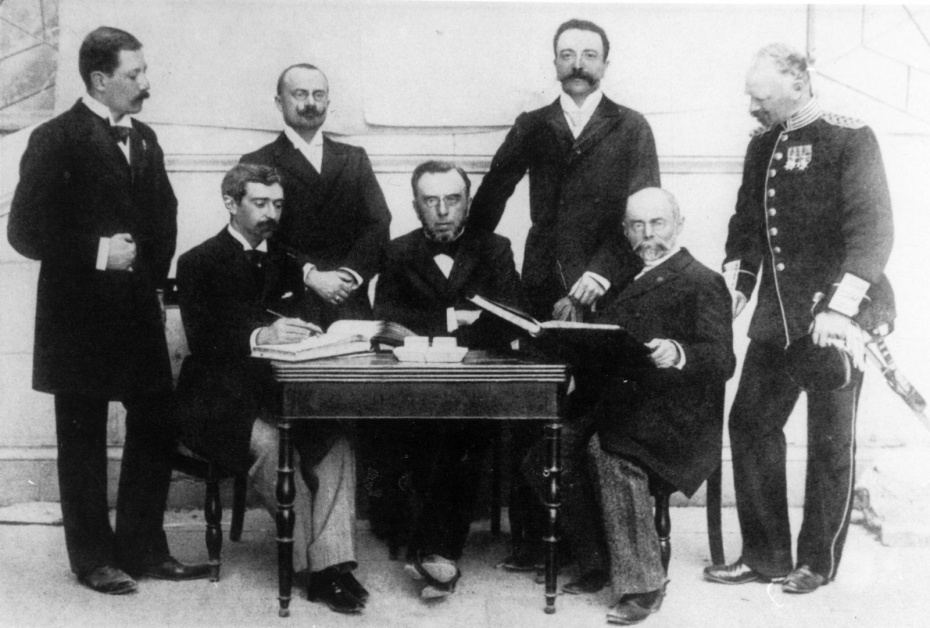 Члены первого МОК (слева направо): Гебхардт (Германия), Пьер де Кубертен, Гут-Ярковска (Чехия), президент Бикелас (Греция), Кемени (Венгрия), Бутовский (Россия) и Бальк (Швеция), 1896 год