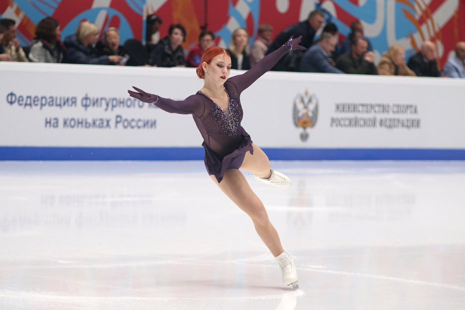 Александра Трусова во время исполнения короткой программы среди женщин в рамках контрольных выступлений российских фигуристов в Санкт-Петербурге, 2024 год