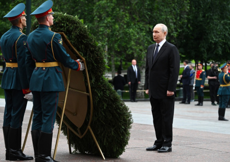 Путин возложил цветы к Могиле Неизвестного Солдата в День памяти и скорби