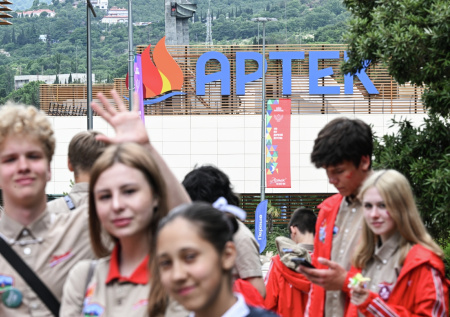 Минпросвещения сообщило о вывозе детей из «Артека»