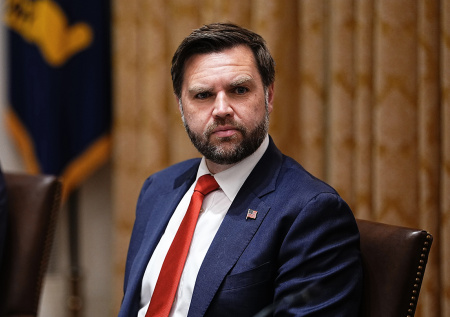 Вице-президент США заявил об открытии Ормузского пролива для судоходства