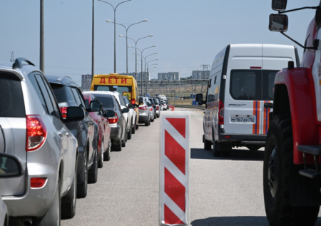 Почти тысяча автомобилей застряла в очереди на Крымском мосту