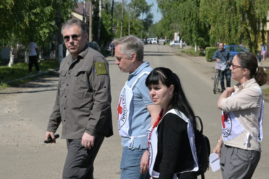 Родион Мирошник (слева) совместно с представителями Международного комитета Красного Креста (МККК) и региональным Обществом Красного Креста в ЛНР посетили место трагедии в Старобельске