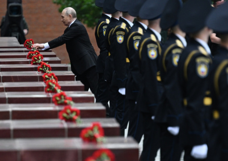 Путин возложил цветы к тумбам городов-героев в Александровском саду