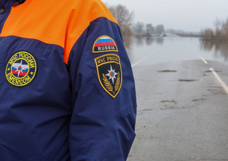 Спасатели вывозят жителей из зоны бедствия в Оренбургской области