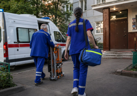 Два человека пострадали при падении лифта