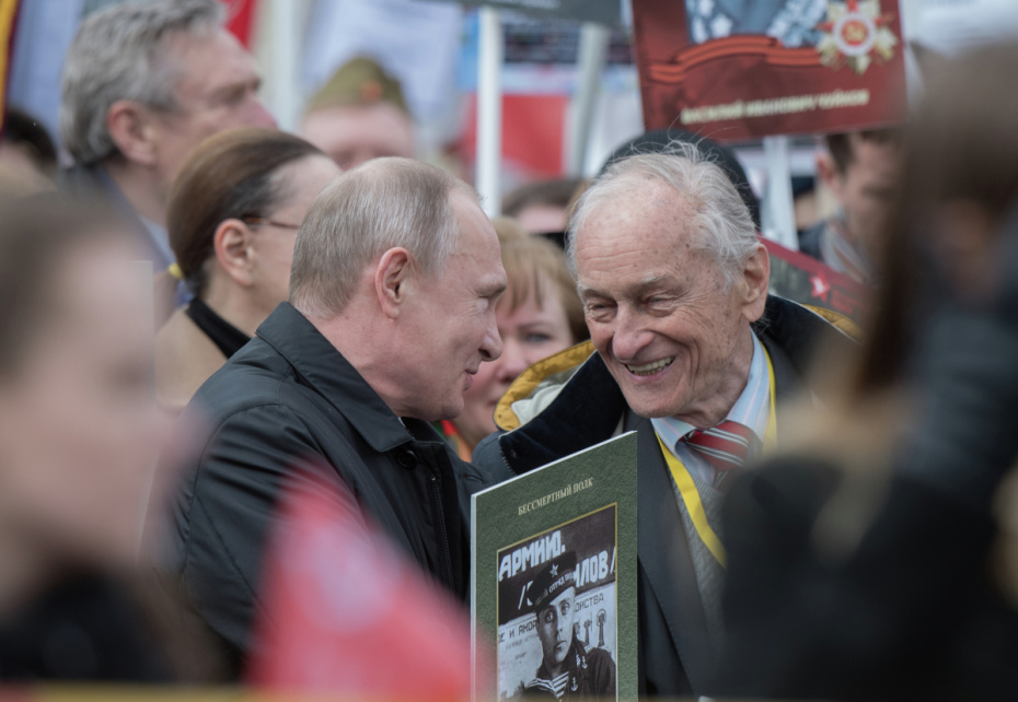 9 мая 2017. Президент РФ Владимир Путин с портретом своего отца-фронтовика Владимира Спиридоновича и народный артист России Михаил Ножкин (справа) принимают участие в шествии патриотической акции «Бессмертный полк»