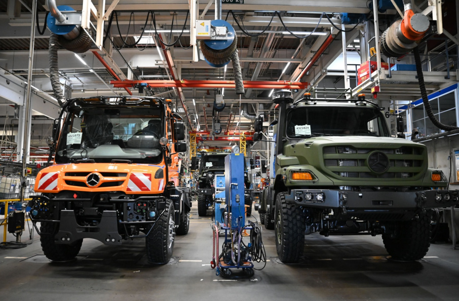 Стенды Unimoc и Zetros в производственном цеху завода по сборке грузовиков Mercedes-Benz Trucks на заводе Daimler Truck AG в Германии