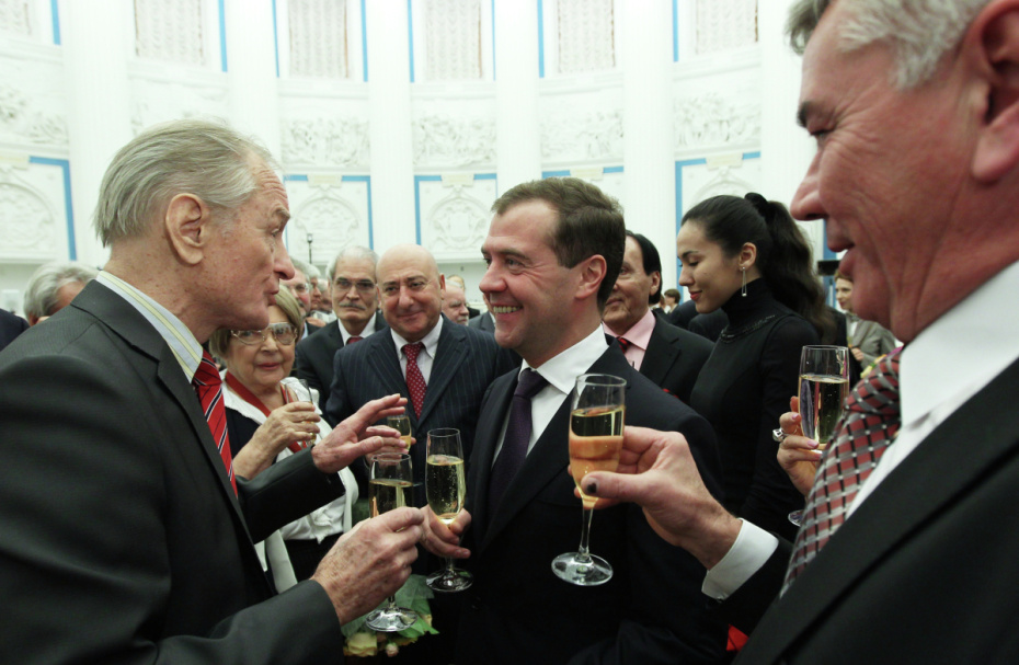 31 октября 2011. Президент России Дмитрий Медведев (в центре) с лауреатами государственных наград деятелям культуры и искусства в Екатерининском зале Кремля. Слева — артист и поэт Михаил Ножкин