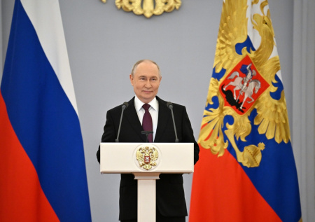 Путин удостоил высокой награды Президентский полк ФСО России