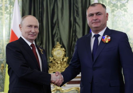 Глава Южной Осетии принял предложение Путина