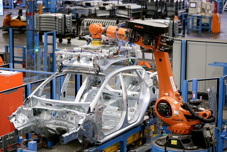 Сборка кузова автомобиля на заводе Ford