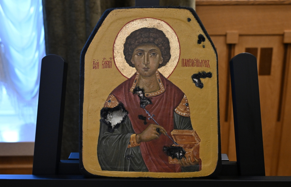 Экспонат выставки православных образов, написанных на бронелистах, спасших жизни бойцам специальной военной операции, в фойе театра «Ленком Марка Захарова» в Москве