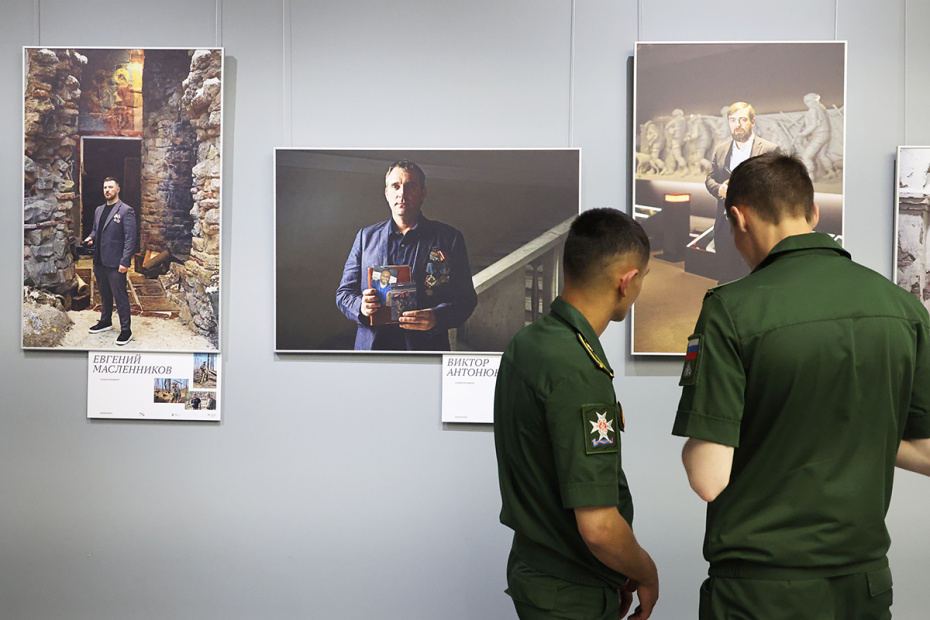 Посетители на открытии фотовыставки к 85-летию Совинформбюро «На передовой» в Музее Победы в Москве