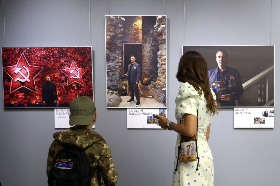 Посетители на открытии фотовыставки к 85-летию Совинформбюро «На передовой» в Музее Победы в Москве.