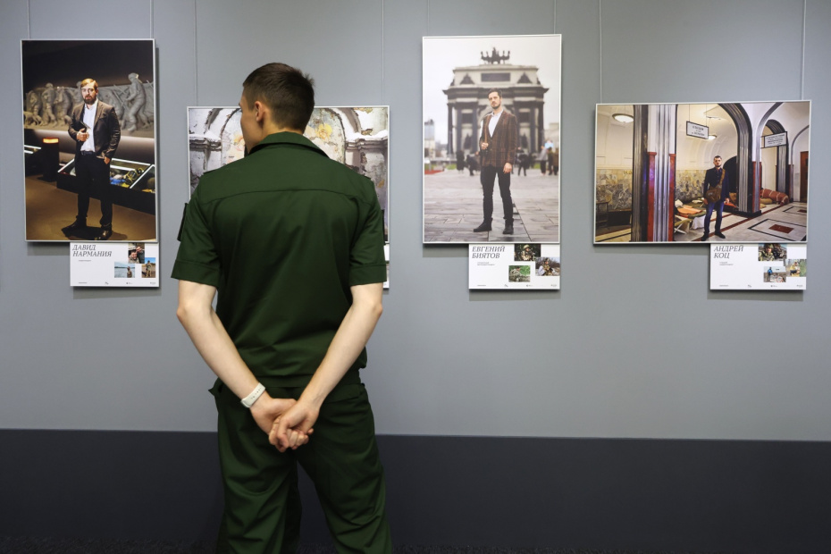 Посетитель на открытии фотовыставки к 85-летию Совинформбюро «На передовой» в Музее Победы в Москве.