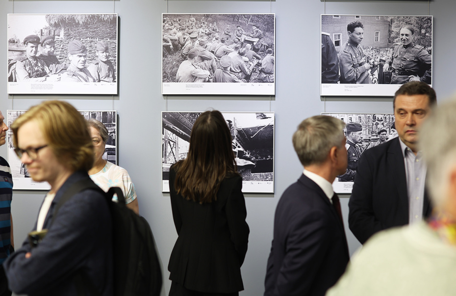 Посетители на открытии фотовыставки к 85-летию Совинформбюро «На передовой» в Музее Победы в Москве