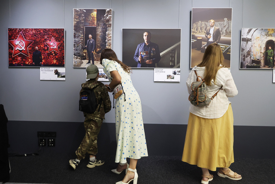 Посетители на открытии фотовыставки к 85-летию Совинформбюро «На передовой» в Музее Победы в Москве