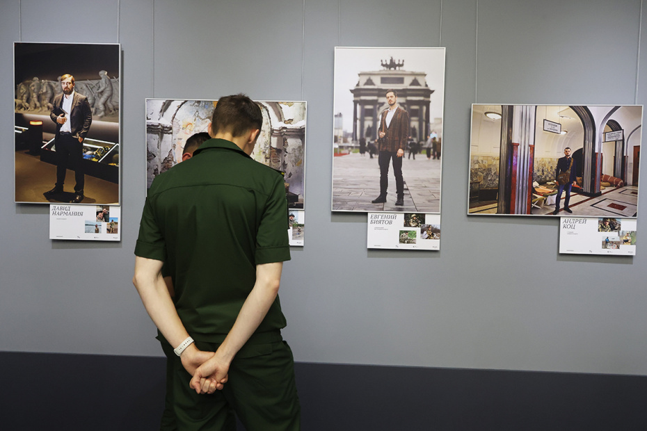 Посетители на открытии фотовыставки к 85-летию Совинформбюро «На передовой» в Музее Победы в Москве
