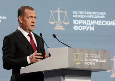 Медведев сделал заявление о борьбе против дискриминации русскоговорящих