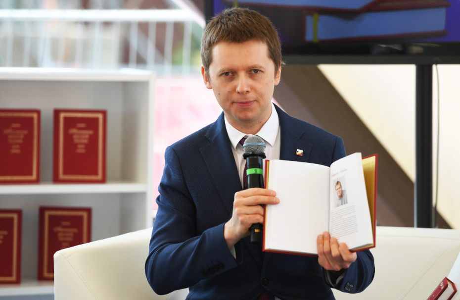 Дмитрий Кравчук во время презентации «Антологии русской поэзии и русской прозы за 2019 год» на ежегодном российском книжном фестивале на Красной площади