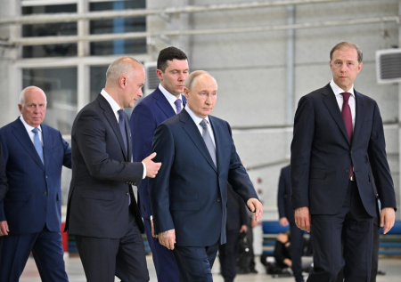 Путин с кресла пилота оценил кабину экипажа импортозамещенного SJ-100