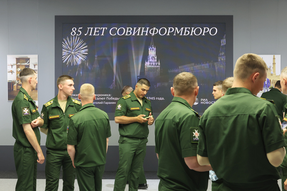 Посетители на открытии фотовыставки к 85-летию Совинформбюро «На передовой» в Музее Победы в Москве