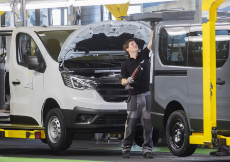 Китайский рывок заставил Renault «резать» инженеров