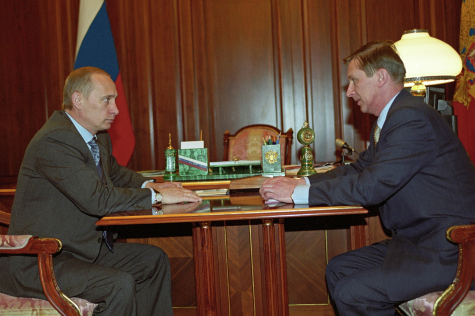 Владимир Путин и Сергей Иванов во время встречи в 2001 году