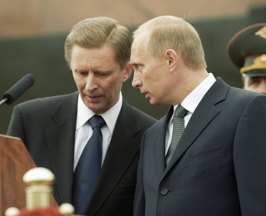 Президент РФ Владимир Путин (справа) и министр обороны РФ Сергей Иванов (слева) беседуют на военном параде, посвященном 56-ой годовщине Победы в Великой Отечественной войне, 2001 год