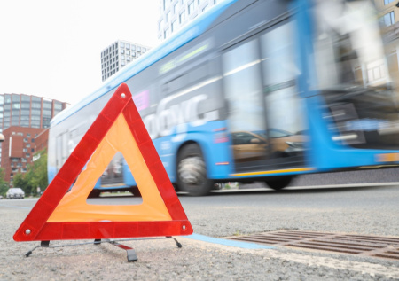Два человека пострадали в ДТП с автобусом на севере Москвы