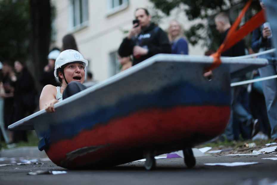 «Бауманские тазы» — традиция, которую ежегодно в последнюю пятницу июня устраивают студенты МГТУ имени Баумана, чтобы отметить получение диплома